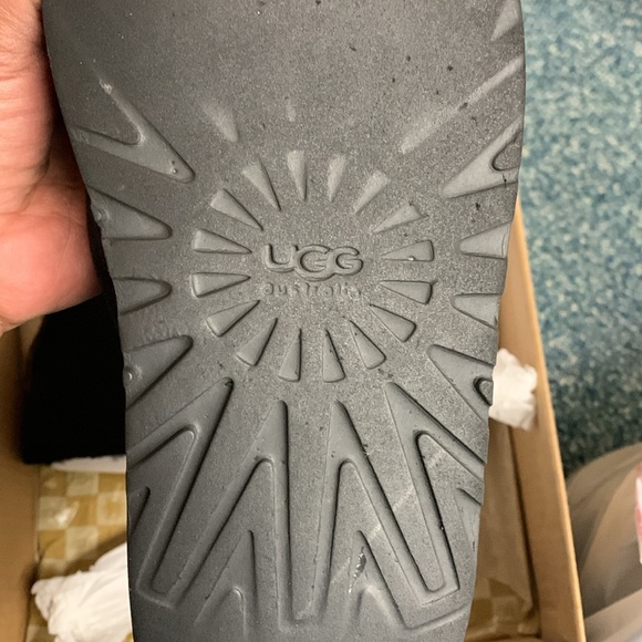 UGG Classic Boots - Picture 3 of 6
